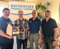 Die herausragenden ehrenamtlichen Leistungen gewürdigt (von links): BFV-Kreisvorsitzender Albert Kellner, Hans Falk, Bezirksehrenamtsbeauftragter Reinhard Rengsberger, DJK-Ehrenamtsbeauftragter Georg Kustner. 	Bild: fdl