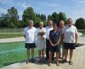 Isabella Noßner (Zweite von links) ist der erste Gast in dieser Saison im Naturerlebnisbad. Bademeister Norbert Weiß, Bürgermeister Josef Reindl, Pia Fischer, Verwaltungsangestellter Dietmar Krisch und Bademeister Bernd Pröm (von links) heißen sie willkommen. 	Bild: ads