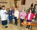 Das brennende Kerzenlicht als Zeichen für das konfessionsübergreifende Feuer des Heiligen Geistes entzünden Anita Kopp, Silvia Zimmermann, Antje Scherm, Elke Bundscherer und Robert Schultes (von rechts).	Bild: hai