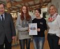 Elena Woppmann aus Vohenstrauß (Zweite von links) und Katja Schlosser aus Großenschwand (Zweite von rechts) freuen sich mit Schulleiter Andreas Meier und Fachlehrerin Gabriele Bulenda über den Preis.	Bild: dob