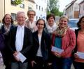 Sie freuen sich über die Spende von insgesamt 2050 Euro (von links): Werner Bock, Felix Witzl, Pfarrer Max Früchtl, Anni Witzl, Rita Rosner, Pfarrer Wilfried Römischer, Martha Plödt, Evelyne Weidner, Silvia Drechsler, Jessica Przetak und Andrea Mutterer.	Bild: le