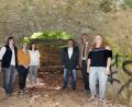 Im Bräukeller sollen die Fledermäuse wohnen. Isabel Lautenschlager (Naturpark Hirschwald), Jacqueline Langhorst (Internationale Jugendgemeinschaftsdienste), Huberta Bock und Armin Friedrich (beide Amt für ländliche Entwicklung), Bürgermeister Franz Mädler und Nina Forster (Projektleitung) sind voller Vorfreude auf das Workcamp in den Sommerferien, bei dem Jugendliche aus aller Welt eine Brutstätte für Fledermäuse sanieren. 	Bild: Steinbacher