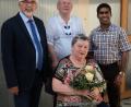 vorne Thekla Gebert mit Ehemann Ludwig freuten sich über die Glückwünsche von  links Bürgermeister Manfred Rodde  und rechts Pfarrvikar Joseph Kokkoth
