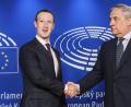 EU-Parlamentspräsident Antonio Tajani (rechts) begrüßt Facebook-Chef Mark Zuckerberg im Europaparlament.  	Bild: Geert Vanden Wijngaert/AP/dpa