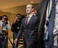 Facebook-Chef Mark wiederholt im Europaparlament die Entschuldigungsworte aus seinen Auftritten im US-Kongress.  	Bild: Geert Vanden Wijngaert/dpa