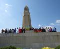 Auf der Terrasse von Douaumont, wo 15 000 Soldaten begraben liegen und die Gebeine von 130 000 Soldaten bewahrt werden, feierten Tirschenreuth und La Ville du Bois die Erneuerung ihrer Freundschaft im Zeichen des Friedens.