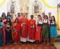 Die bunten Saris der Frauen aus Wien und die feschen bayerischen Dirndln vermischen beim Gottesdienst die Traditionen.  	Bild: gz