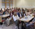Professorin Irmgard Schroll-Decker (vorne mit Mikrofon) bereitete mit Studierenden der Fakultät für Angewandte Sozial- und Gesundheitswissenschaften die Zeitzeugengespräche vor. Die Leiterin der Seniorenfachstelle, Evi Seitz (rechts stehend), begleitet dieses Projekt.	Bild: exb