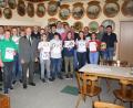 19 Teams mit 146 Teilnehmern haben an der vom Preißacher Schützenverein organisierten Luftgewehr-Gemeindemeisterschaft teilgenommen. Schützenmeister Hans Hey und Vorsitzender Max Wagner (Erster und Siebenter von links) sind stolz auf die Ergebnisse der Schützen.  	Bild: bjp