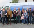Zur offiziellen Übergabe des neuen Kleinbusses an die Stadt Mitterteich waren auch die zahlreichen Sponsoren gekommen.	Bild: kdi