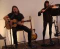 Ihre Instrumente beherrschen beide perfekt: Andreas seine Gitarren, Judith ihre beiden Geigen.  	Bild: hka
