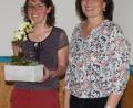 Kindergartenleiterin Hildegard Kühner (rechts) bedankte sich bei Psychotherapeutin Maria Hausner aus Parkstein für den aufschlussreichen Vortrag zur psychischen Reife der Kinder.  	Bild: 	weu