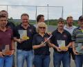 Die Vertreter der drei besten Teams (von links), EC-Vorsitzender Otto Gradl ("Schmidmoa"), Wolfgang Rosner und Manfred Rosner (beide Kassecker I), Alfons Rosner ("Schmidmoa"), Angela Frässdorf und Roland Wopperer (beide Kassecker I), Achim Grüner, Otto Grillmeier, Reinhard Jäger und Alois Weiß (alle MGV), mit ihren Preisen.	Bild: exb