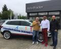 Martin Frenzl, Filialleiter von Auto Brucker in Tirschenreuth, händigt Manfred Gleißner (links) und Matthias Ziegler (rechts) vom Förderverein den Schlüssel für den Skoda Karoq aus. 	Bild: mg