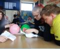 Ein Flugobjekt mit Luftballons und Papier zu bauen, das ein Ei beim Absturz aus zwei Meter Höhe vor Bruch schützen soll, bedarf einer genauen Planung und Konstruktion.  	Bild: exb