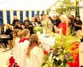Pfarrer Andreas Schlagenhaufer zelebrierte den Festgottesdienst, im Bild mit den Ministranten, Kommunionhelfern und dem Musikkreis	Bild: Hans Fischer