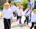15 Kinder bilden das Pfingstlümmel-Gespann.	Bild: gth