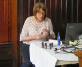 Karin Bauer erklärt den Senioren die Anwendungsmöglichkeiten der ätherischen Öle.	Bild: jzk