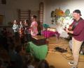 Beim Oma-Opa-Tag des Marien-Kindergartens sind Enkel und Großeltern hellauf begeistert vom Mitmachkonzert des Theaters Lanzelot. Davon animiert singen und musizieren Jung und Alt nach Herzenslust.	Bild: u