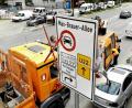 Ein Fahrverbotsschild für Fahrzeuge mit Diesel-Motor bis Euro 5 wird an der Zufahrt zur Max-Brauer-Allee in Hamburg aufgehängt.  	Bild: Daniel Bockwoldt/dpa