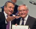 Der damalige DFB-Präsident Wolfgang Niersbach (links) überreicht dem damaligen Fußballfunktionär Horst R. Schmidt die Ehrenmitgliedschaft im DFB. In der Affäre um die Fußball-WM 2006 hat die Staatsanwaltschaft Frankfurt die drei früheren DFB-Funktionäre Zwanziger, Niersbach und Schmidt wegen Steuerhinterziehung angeklagt.  	Bild: Daniel Karmann/dpa