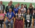 Bild: att
Sitzend von links: Bambinikönigin Zoe Peraus, Schützenkönig Karlheinz Hein, Gauliesl Cornelia Glaser, Jugendkönigin Jasmin Stengl und Schülerkönigin Sandra Schraml. Jeweils dahinter die Ritter der Könige. Dritter Gauschützenmeister Norbert Lippert (hinten links) gratulierte dem „Königreich“.