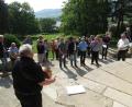 Bild: ubb
Auf dem deutschen Soldatenfriedhof in Viéville-sous-les-côtes legen Franz Stahl und Jean-Pierre Meur Blumen nieder. Peter Gold hat die Gitarre dabei, alle singen das Friedensliedes „Sag’ mir, wo die Blumen sind“.
