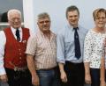 Bild: seb
Gratulationscour zum 70. Geburtstag (von links): Stefan Ott (Verwaltung Wasserzweckverband), Ewald Großmann und Josef Lang (Trachtenverein Schnaittenbach), Vitus Bauer (Zweckverbandsvorsitzender), Reinhold Ott (Feuerwehr), Gunda und Jubilar Josef Werner sowie Bürgermeister Josef Reindl.
