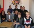 Bild: ÖT, Autor [ÖT] (G.Doetterl@t-online.de)
Zum Bild: (FFW Neusorg – Jugendraum) Aus Anlass der offiziellen Inbetriebnahme der beiden von den Stadtwerken Wunsiedel gespendeten Plattenheizkörper für die Jugendräume der FFW Neusorg trafen sich Jugendbeauftragte Alexandra Mark-Sischka (sitzend von links), Markus Hausmann, der Technische Leiter der Stadtwerke Wunsiedel, Bürgermeister Peter König und Jugendliche sowie Jugendwart Sebastian Schindler (hinten von links), FFW-Vorsitzender Alexander Veigl und die beiden Kommandanten Florian Heinl und Sven Hupas zu einer kleinen Feierstunde.