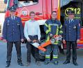 Bild: twi
Die Feuerwehr-Verantwortlichen freuten sich über die neuen Motorsägen, die Thomas Weber gespendet hat.