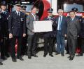 Bild: ksi
Einen Scheck in Höhe  von 25500 Euro überreichte Geschäftsführer René Guhl an die Feuerwehr-Führung.