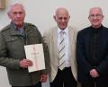 Bild: rab
Hans Rumpler wird für 40 Jahre Mitgliedschaft bei der KAB Freihung von Vorsitzendem Manfred Fritsche, Präses Pfarrer Bernhard Huber und Diözesansekretär Markus Nickl (von links) geehrt.