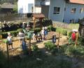 Bild: hfz
Im Schulgarten haben alle großen Spaß.