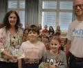 Bild: Rosner, Josef [JR] (ROSNER.JOSEF@T-ONLINE.DE)
Die Klassensprecher Simon Dietz und Franziska Malzer  übergaben insgesamt 690 Euro an Timo Holub (rechts) für die Hilfsaktion "Lakita". Links im Bild Schulleiterin Monika Kunz.