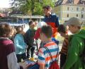 Bild: Beitrag, Externer [EXB] (kontakt@oberpfalznetz.de)
Horst Schwemmer vom Bund Naturschutz begleitet die Kinder auf ihrer Exkursion durch den Stadtpark.