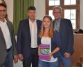 Bild: Gradl, Renate [RGR] (RENATE_GRADL@YAHOO.DE)
Jugendsozialarbeiterin Sabrina Sloot stellt sich im Rathaus vor. Bürgermeister Edgar Knobloch (Zweiter von links) heißt die neue Mitarbeiterin willkommen. Rektor Thomas Schmidt (links) und Jugendamtsleiter Klaus Egelseer (rechts) freuen sich, dass Sloot für die Kinder und Jugendlichen da ist.