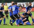 Bild: Alfred Schwarzmeier [AF] (alfred.schwarzmeier@oberpfalzmedien.de)
Die Spieler der SpVgg SV Weiden  freuen sich über den Ausgleichstreffer in Vach. Im Rückspiel müssen die Schwarz-Blauen auf Sieg spielen, um die 1:2-Niederlage wettzumachen. Sonst droht der Abstieg.