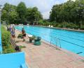 Bild: bsc
Auf Hochtouren liefen in den zurückliegenden Tagen die erforderlichen Arbeiten zum Start in die  Badesaison. Die Vorsitzende des Freibad-Fördervereins  Lisa Rauh (rechts) kümmerte sich dabei mit (von links) Sonja Wittmann, Carola Gärtner und Jonas Wittmann auch um die Gehwege und Hecken am Rand des Freibadbeckens.