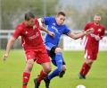 Bild: Ziegler, Hubert [ZG] (HUBERT.ZIEGLER@ONLINE.DE)
Ettmannsdorfs Jeremy Schmidt (Mitte, Szene aus der Liga-Partie gegen den SV Raigering) traf im Hinspiel gegen den VfB Straubing doppelt.