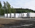 Bild: bnr
In fünf Containern ist der bayernweit größte Batteriespeicher am Kraftwerk Tanzmühle bei Trausnitz untergebracht.