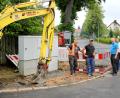 Bild: Neumann, Jochen [NJN] (jochen.neumann@erbendorf.de)
Über den Glasfaserausbau in der Stadt informierte sich zweiter Bürgermeister Johannes Reger (dritter von rechts) bei einem Ortstermin in der Kemnather Straße. Mit auf dem Bild Mitarbeiter der ausführenden Baufirma Netzel sowie (von rechts) die Techniker der Stadt Hans Gürtler und Markus Meyer.