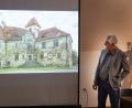 Bild: sus
Bernhard Setzwein zeigt im Künstlerhaus ein Bild von Schloss Ronsperg, das in seinem Roman „Der böhmische Samurai“ eine wesentliche Rolle spielt. Den Turm im Hintergrund ließ Graf Hansi bauen.