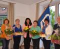 Bild: gi
Nach 12 Jahren wurden die Vorsitzenden Monika Schnupfhagn und Marga Braun (Dritte und Vierte von links), von den gleichberechtigten Vorsitzenden Annelies Feneis, Angela Striegl (von links) sowie Elisabeth Kraus und Pfarrer Josef Most verabschiedet.