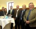 Bild: Hirsch
Die Prominenz gratuliert (von links): Werner Heß, Volker Liedtke, Franz Löffler, Hans Frankl, MdL und Jubilar Joachim Hanisch, Tochter Tanja, Thomas Ebeling, Arnold Kimmerl, Hans Schuierer und Wilfried Bühner.