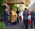 Bild: mng
Der Bittgang zur Lettenkapelle beruht auf einer Jahrhundert alten Tradition. Jeweils am Dreifaltigkeitssonntag pilgern die Gläubigen der Pfarrei Sankt Georg dorthin. Pfarrer Edmund Prechtl spendet den eucharistischen Segen.