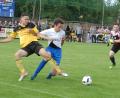 Bild: Gebert, Rudolf [GB] (rudolf.gebert@oberpfalzmedien.de)
Der FC Tirschenreuth gewann das erste Relegationsspiel zur Bezirksliga gegen den VfB Arzberg mit 3:1. Hier stört der Arzberger Florian Graf (weißes Trikot) Anthony Hofweller am Einschuss, doch Samuel Gebru Fantaye (nicht im Bild) staubte zum Endstand ab. Rechts VfB-Torwart Nico Scupin.