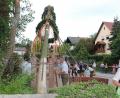 Bild: ral
Langsam kommt der Baum in die Senkrechte. Doch dazu ist viel Muskelkraft bei den freiwilligen Helfern gefordert.
