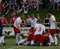 Bild: HAM, Autor [HAM] (HANS.MARK1@GMX.DE)
Die Vohenstraußer Spieler begruben Felix Diermeier nach dessen Siegtreffer in der 89. Minute unter einer Jubeltraube.
