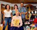 Bild: ds
Frieda Schicker an ihrem 90. Geburtstag zusammen mit (von links) 2. Bürgermeisterin Lydia Zahner, ihrem Patenkind Erika Walter und deren Ehemann Werner.