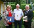 Bild: ö
Für die Marktgemeinde Freihung gratulieren Georg Kraus (Mitte) Marktgemeinderätin Irmgard Macke und 3. Bürgermeister Klaus Meißner.